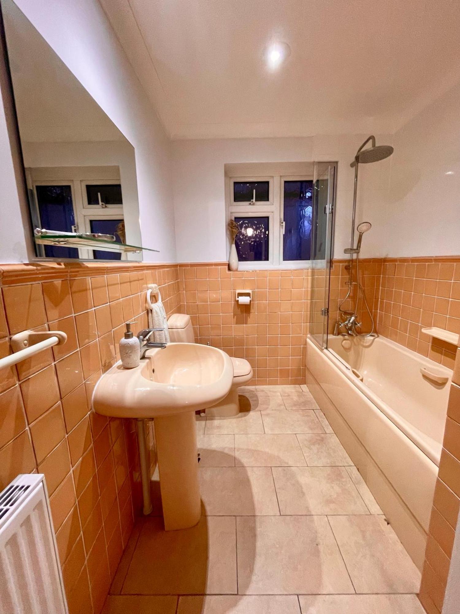 Charming Bournemouth House With Beautiful Spacious Gardens, 5 Min Drive To Beaches, Free Parking For 2-3 Cars Ngoại thất bức ảnh