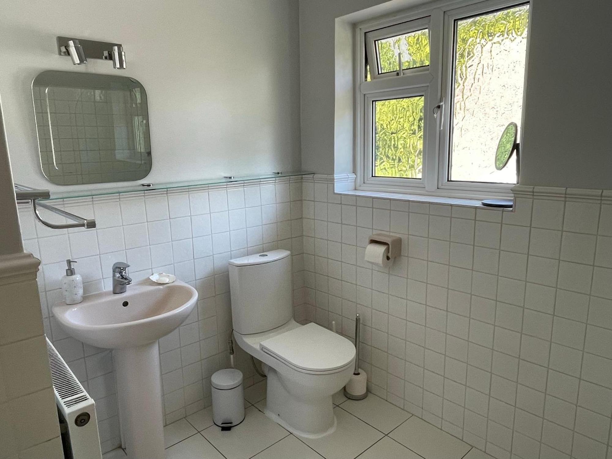 Charming Bournemouth House With Beautiful Spacious Gardens, 5 Min Drive To Beaches, Free Parking For 2-3 Cars Ngoại thất bức ảnh